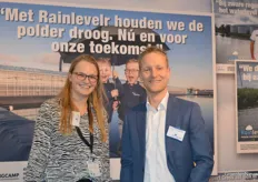Now that existing basins and silos can also be connected to Rainlevelr, the momentum is well underway. In the photo: Esmee Overtoom and Hugo Vreugdenhil, colleagues from the Delfland Water Board.
